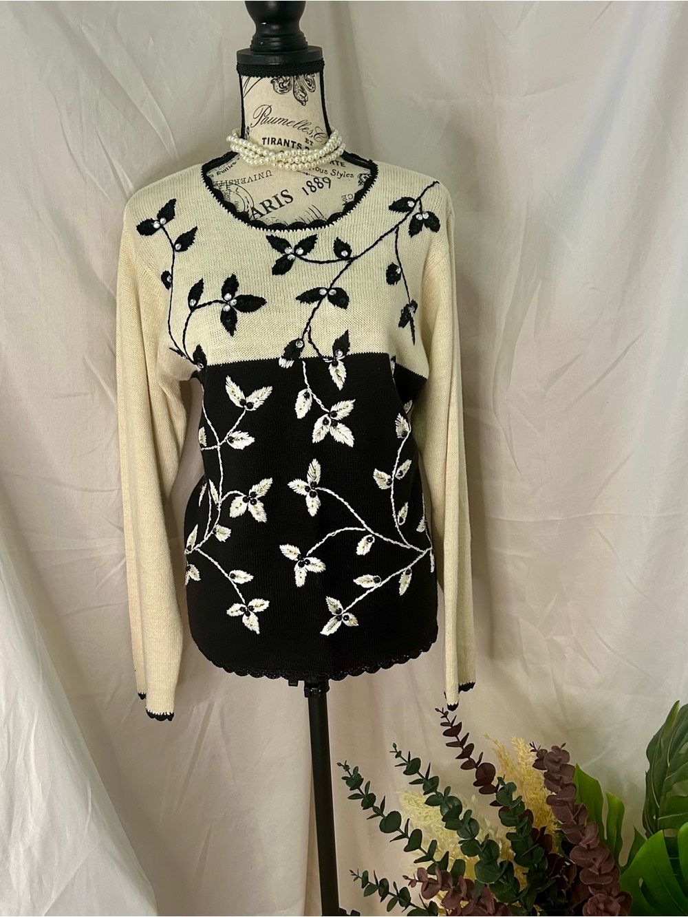 Floral Contrast Crewneck Sweater in Cream and Black